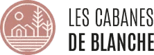 Logo Les Cabanes de Blanche: cercle rose clair avec soleil, arbres, tente, cabane et lignes ondulées, évoquant la nature et l'hébergement insolite.